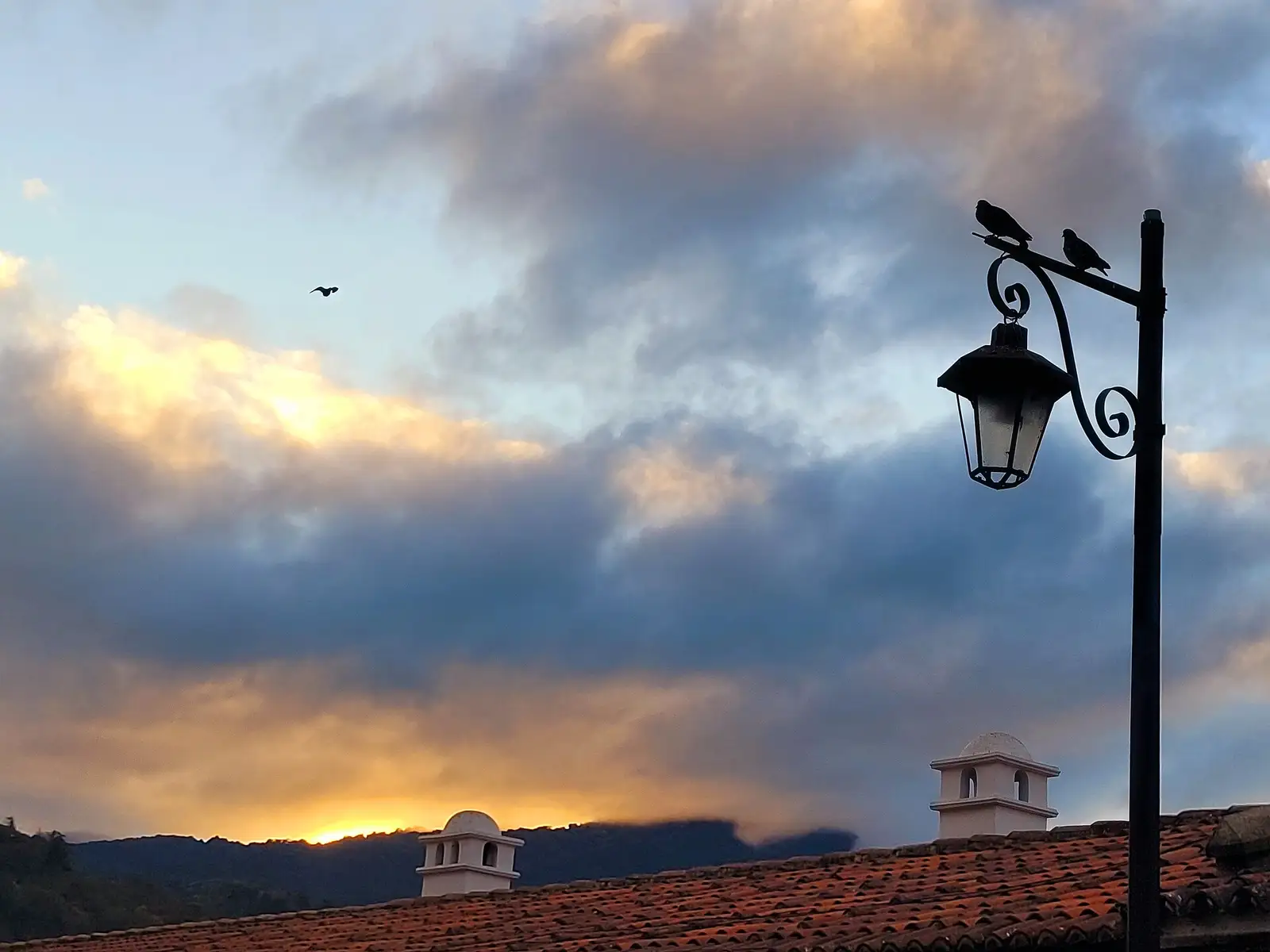 Farol de Antigua Guatemala contra el cielo del amanecer.