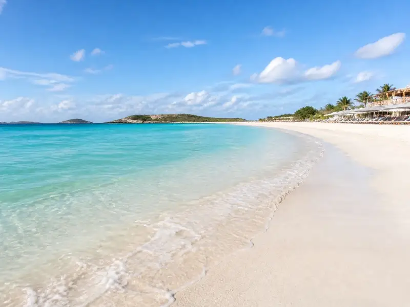 Playa de arena blanca y agua turquesa en Orient Beach
